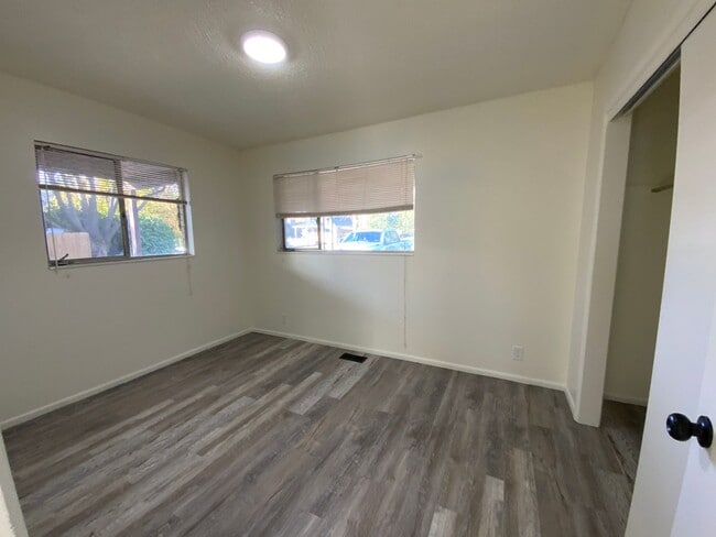 Building Photo - 4523-4525 S 600 E