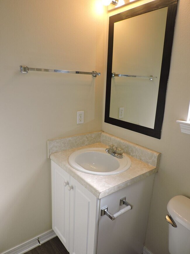 Building Photo - Convenient to NAS & Corry!