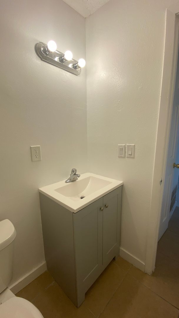 Building Photo - Nicelly Remodeled 3/2 Villa in West Bradenton