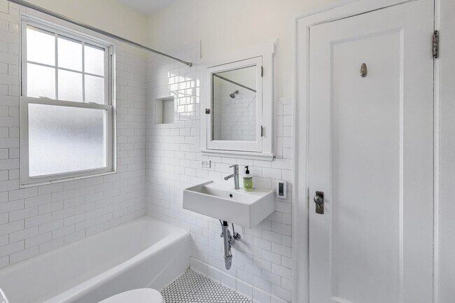 Building Photo - 1632 Wesley Ave