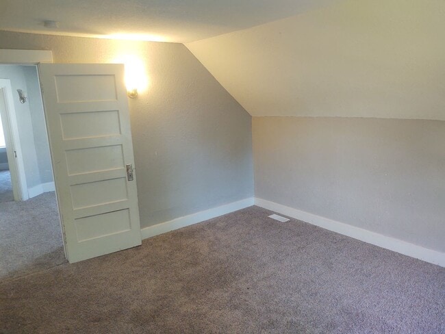 Building Photo - 3 Bedroom 1 Bathroom House W/ Bonus room &...