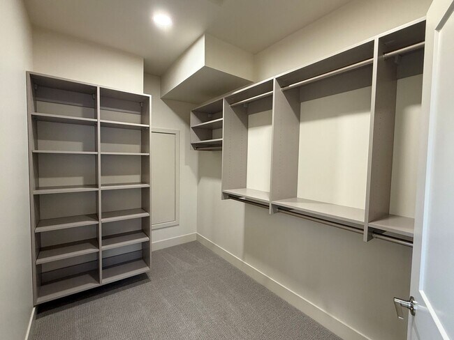 Building Photo - Now renting brand-new 3 bedroom, one study...