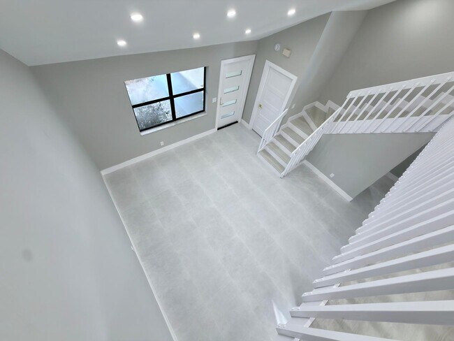 Building Photo - 46 Tara Lakes Dr E
