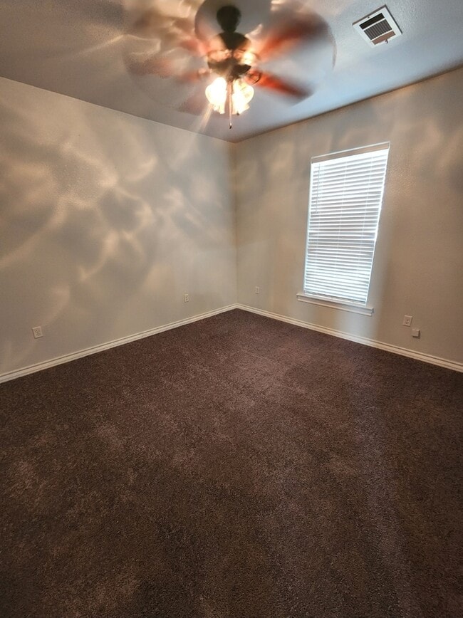 Building Photo - 3 bed 2 bath with 1 car garage