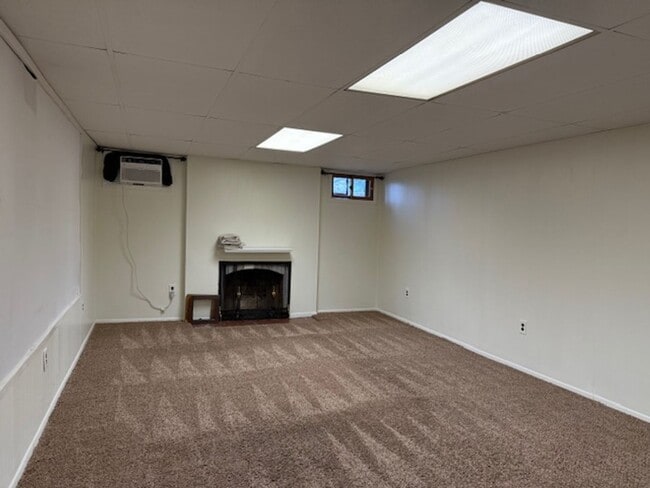 Building Photo - House For Lease