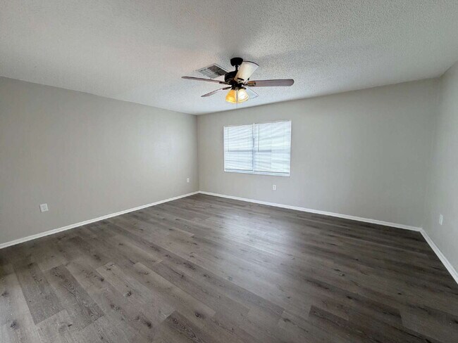 Building Photo - "Charming 3-Bed, 2-Bath Retreat in Spring Hill with 1,327 Sq Ft of Comfort!"