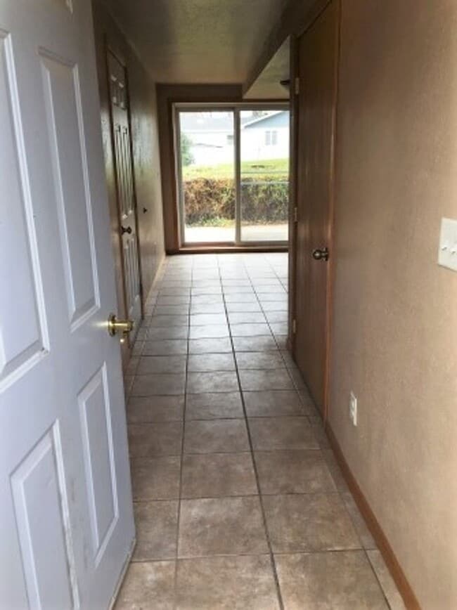 Building Photo - 920 18th Ave SW