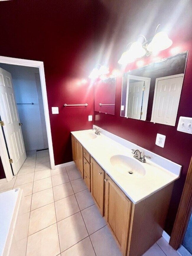 Building Photo - Gorgeous Water Front Home with Beach Access