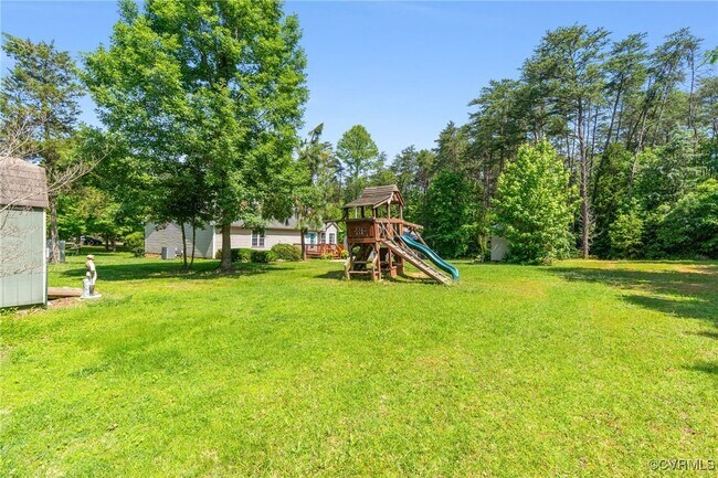 Building Photo - 30 Pine Ct