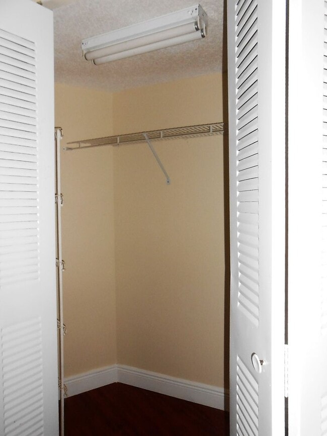 Building Photo - spacious 2 Bed / 2 Bath Condo