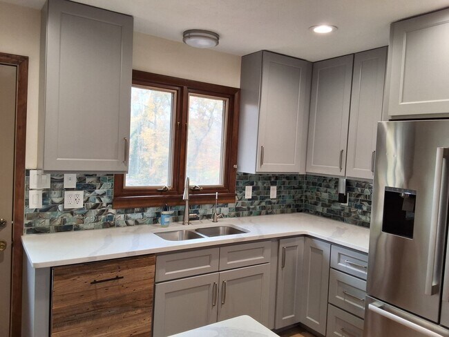 Building Photo - Oak Ridge 37830 - 4 bedroom 2.5 bath - call Sharon Arnwine 865-313-7215