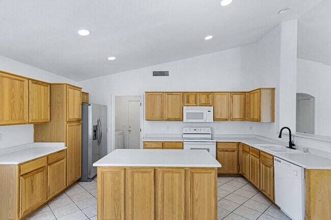 Building Photo - Beautiful Large 3 Bedroom home in Parkwood...