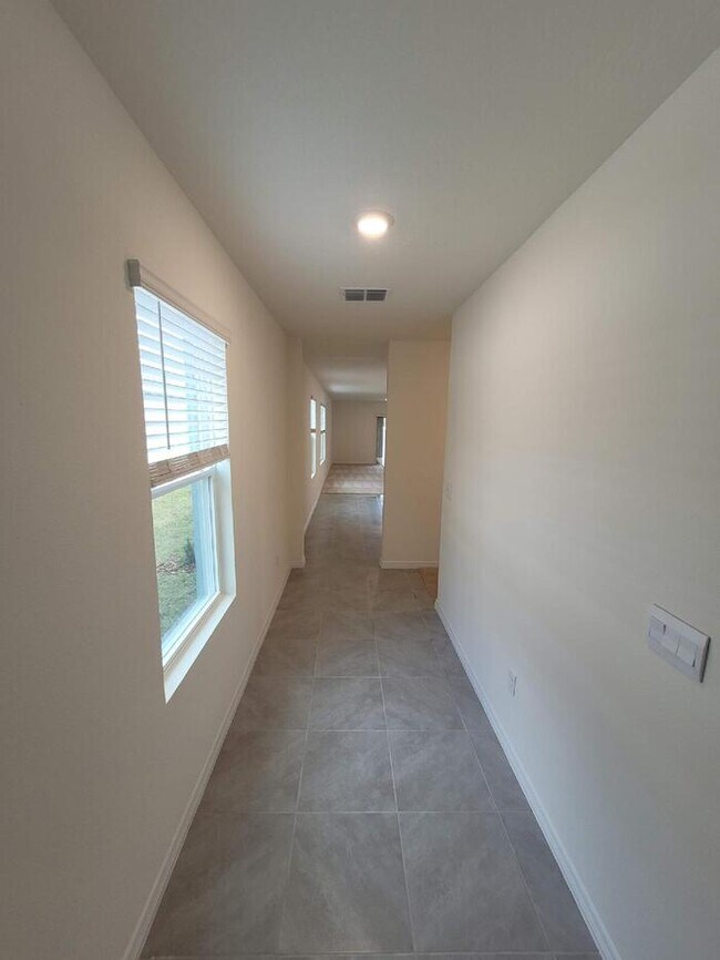 Building Photo - 488 Lily Ln