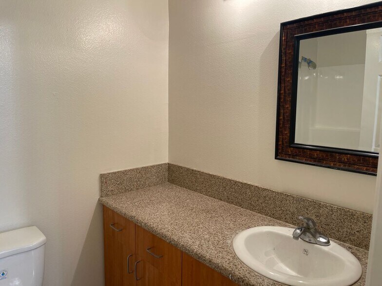 Building Photo - 434 E Tujunga Ave