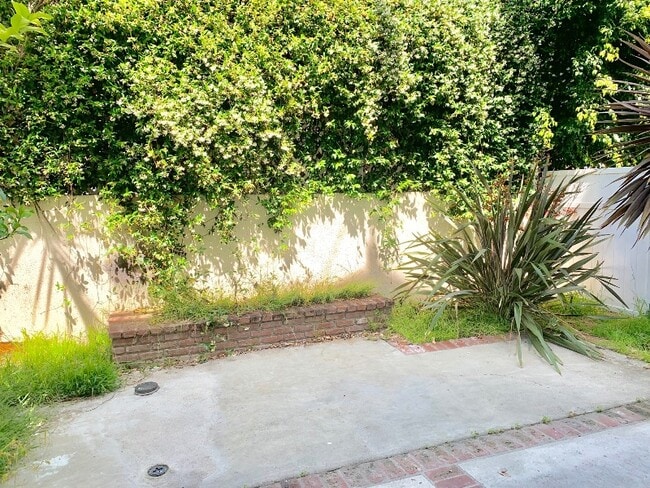 Building Photo - 1642 Harper Ave