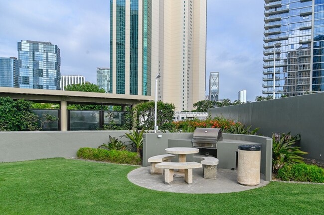 Building Photo - Fully Furnished and Spacious 2 Bedroom 2 Bath - GREAT LOCATION!