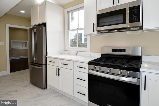 Building Photo - 216 S Henry St