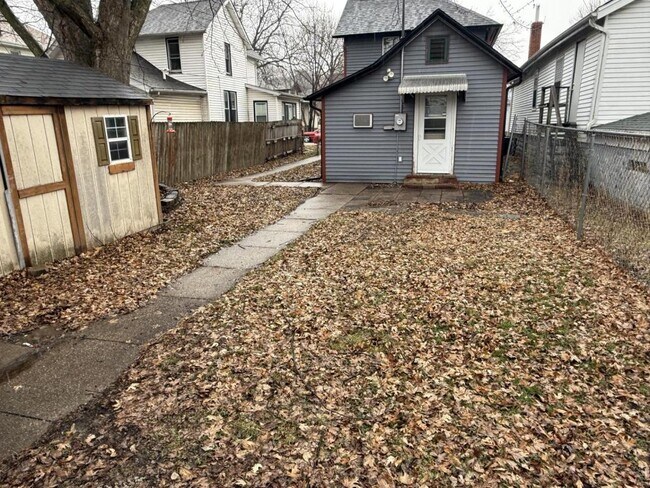 Building Photo - 906 E 9th St