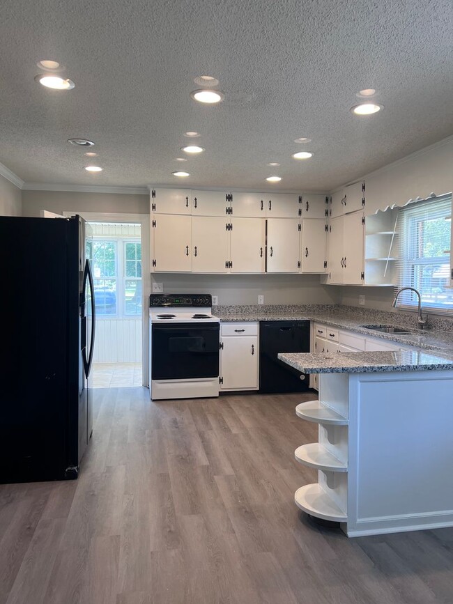 Building Photo - Country Living with City Convenience!