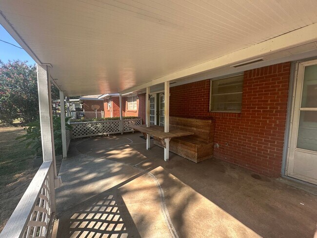 Building Photo - 2524 Eagle Dr