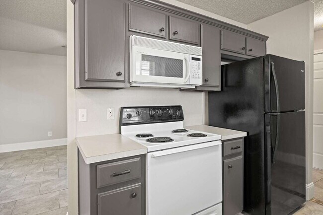 Building Photo - Beautiful 2/2 Near all of Lubbock's Amenit...