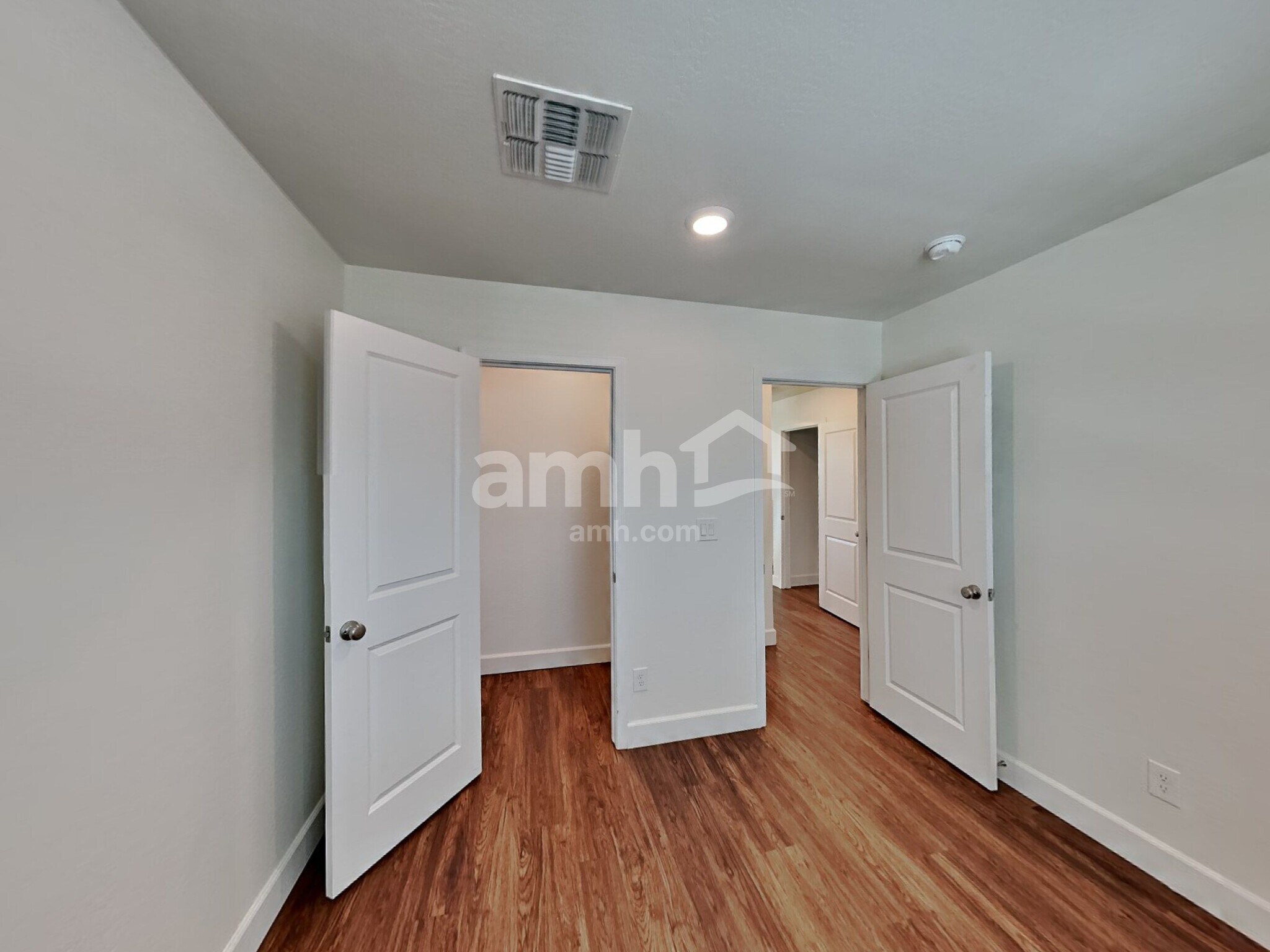 Building Photo - 647 W Hackamore Ave