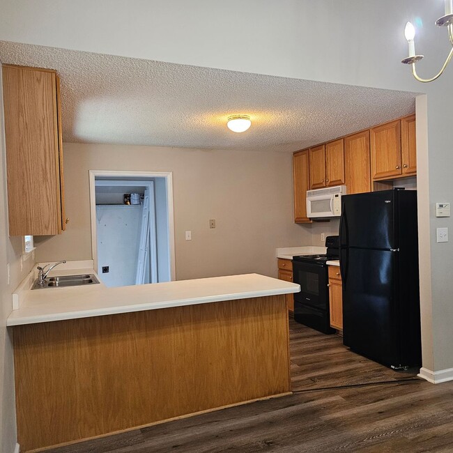 Building Photo - 3 Bedroom Ranch with fenced yard