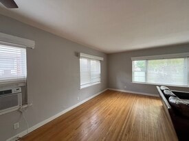 Building Photo - 768 E 900 S