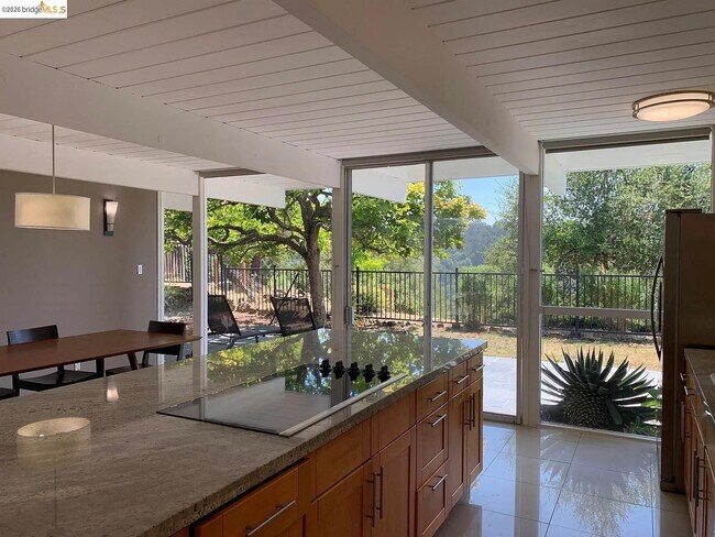 Building Photo - 5559 Greenridge Rd