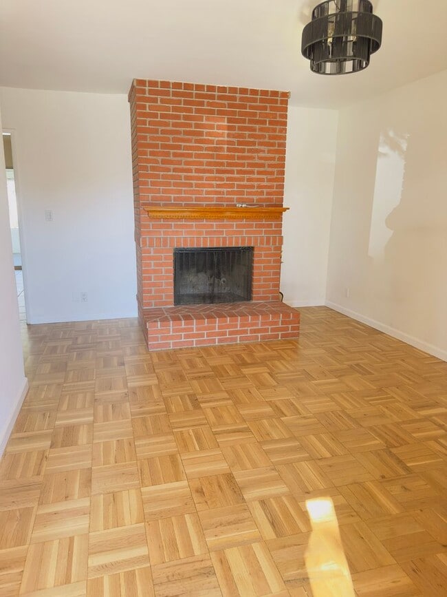 Building Photo - 3-Bedroom Home with Paid Solar & Bonus Outdoor Space in Northridge