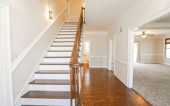 Building Photo - 809 Houndslake Dr