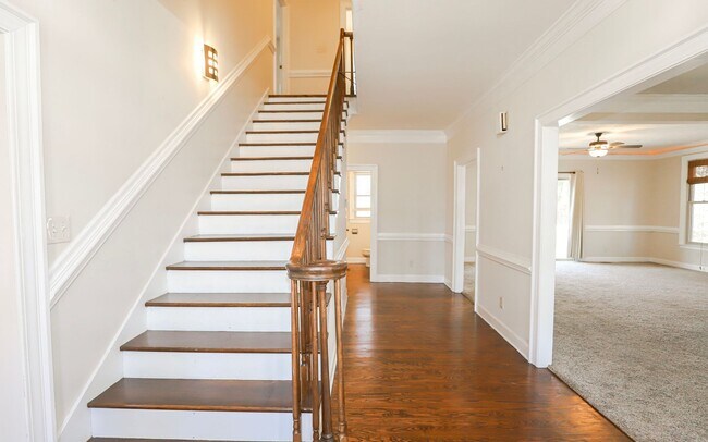 Building Photo - Gorgeous Estate home in Houndslake!