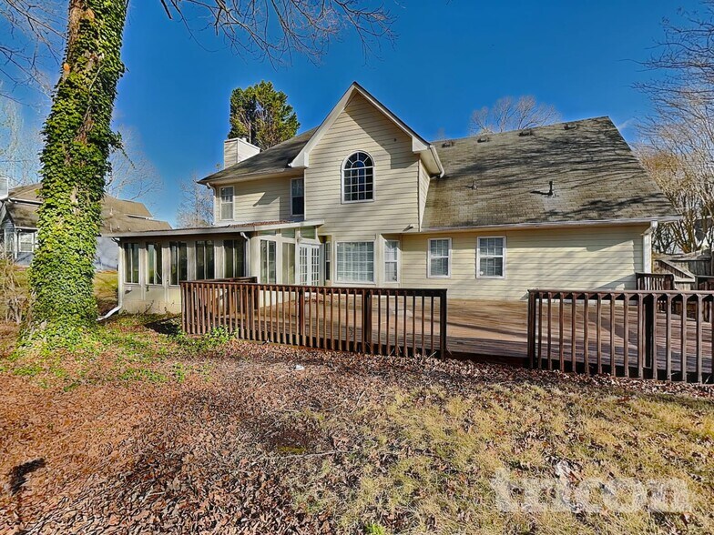 Building Photo - 407 Emerald Trce