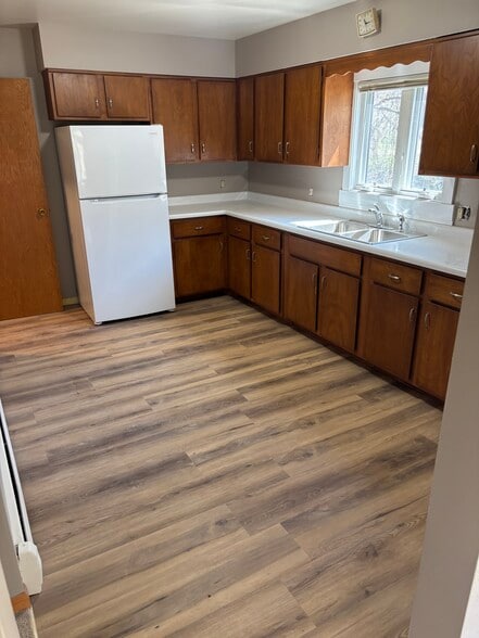 Building Photo - 322 W 5th St