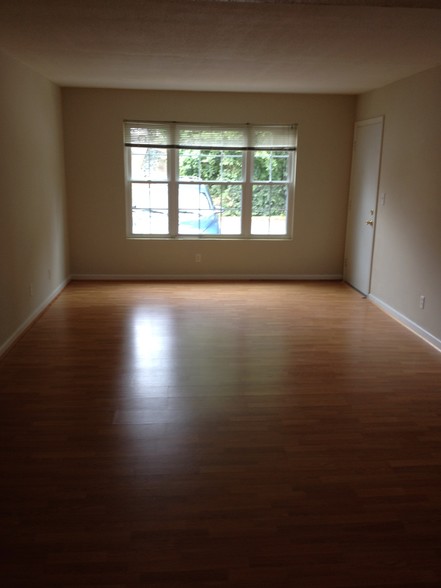 Living Room - 2527 Hydraulic Rd