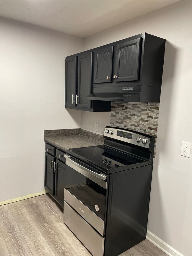 Building Photo - 380 Main Cross St