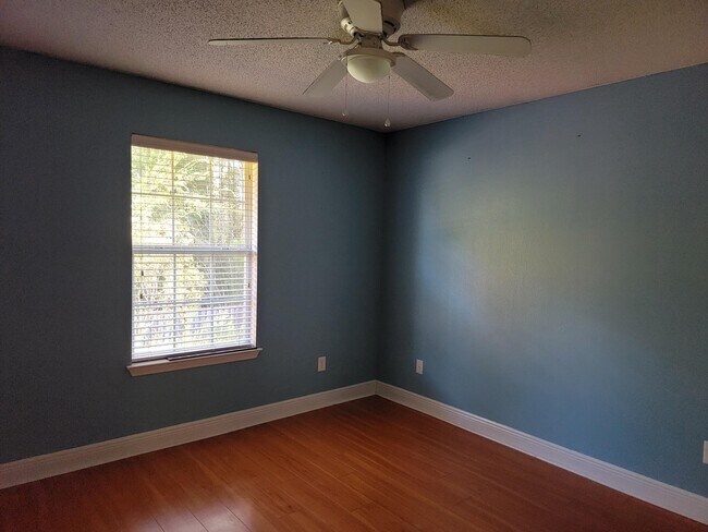 Building Photo - 614 Territory Ln