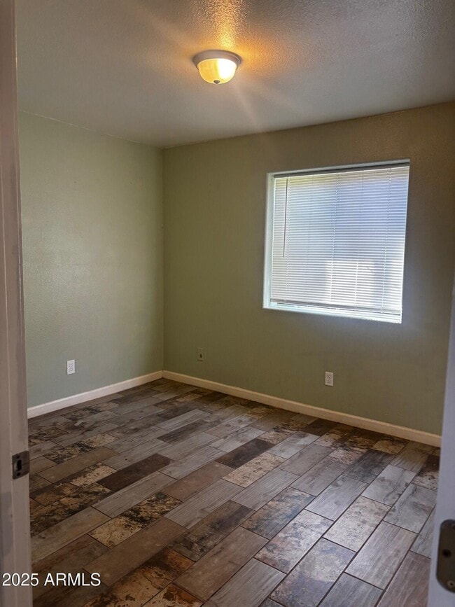 Building Photo - 814 E 13th St