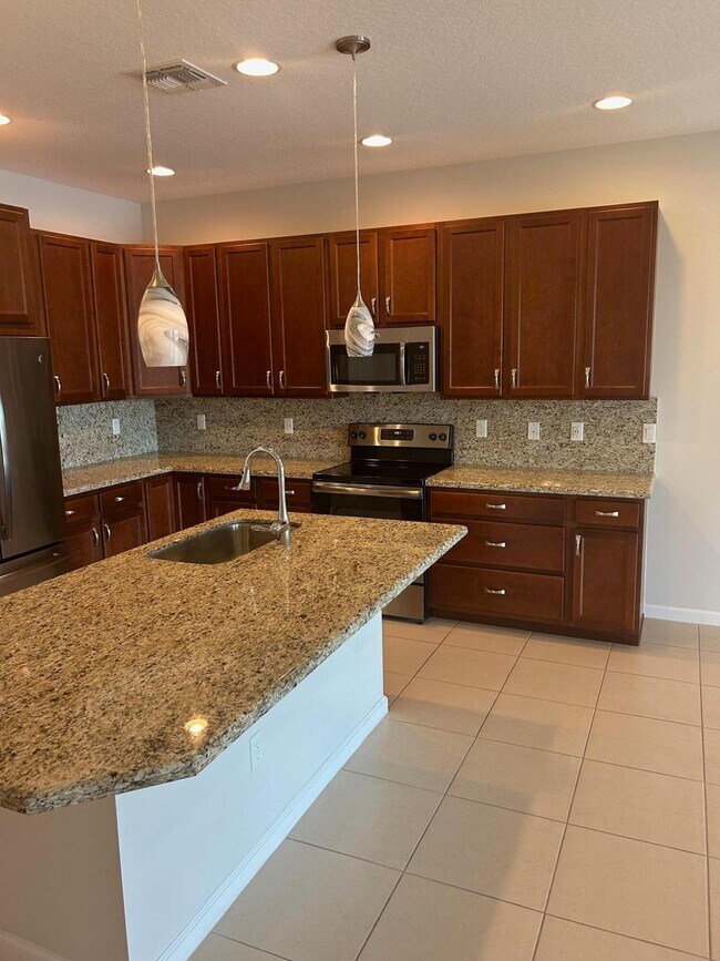 Building Photo - 11066 SW Sunrise Lk Ter