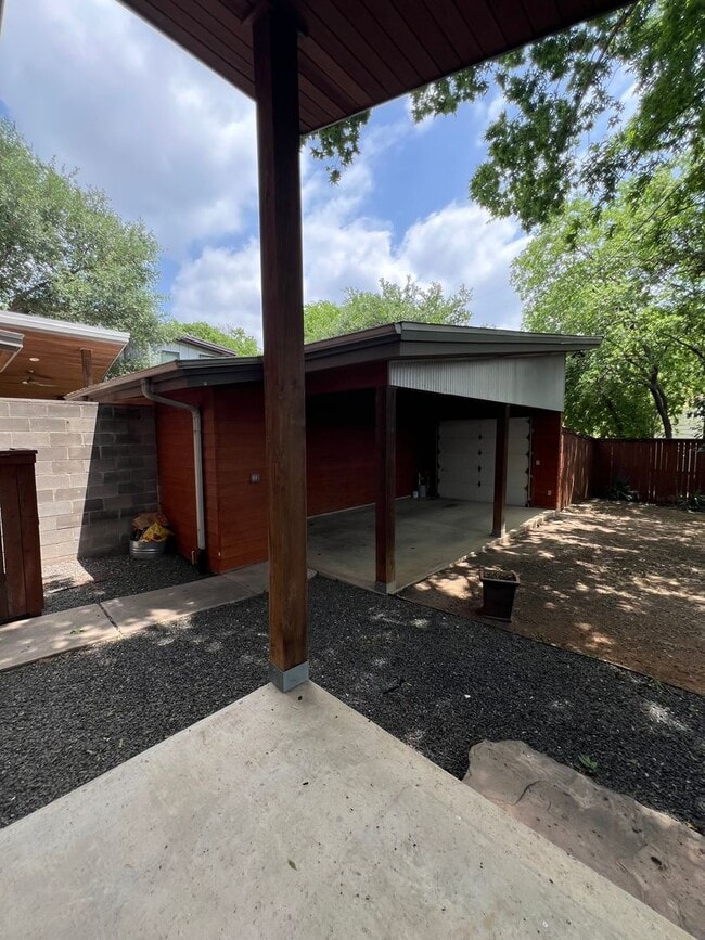 Building Photo - Luxury Home - Close to UT