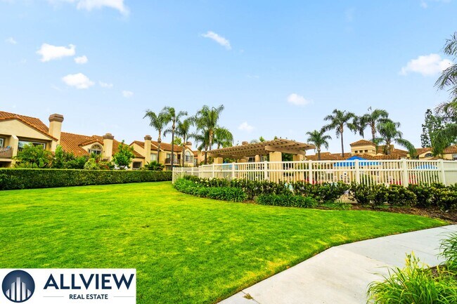 Building Photo - Fully Furnished Townhome with Attached Garage in Aliso Viejo!