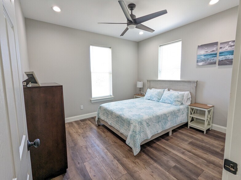 Building Photo - 301 Coral Gables St