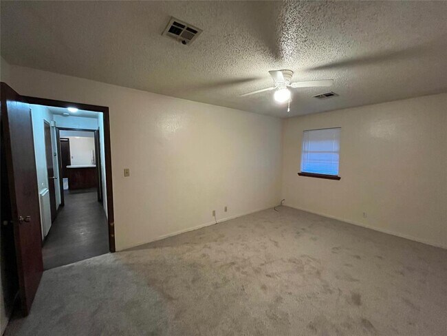 Building Photo - 2240 Donna Dr
