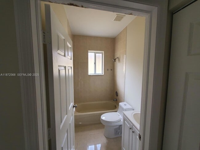 Building Photo - 2531 NE 41st Terrace