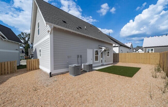 Building Photo - Spacious 3 Bedroom House with Primary Suite on Main Level