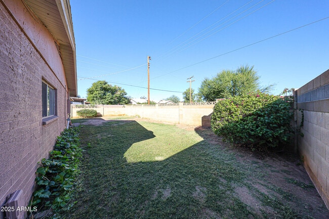 Building Photo - 2324 West Myrtle Ave