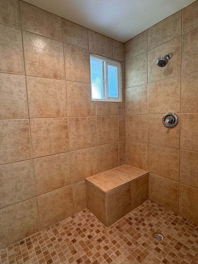 Building Photo - Large 3 br 1 ba charming home