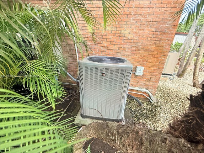 Building Photo - 5877 SW 123rd Ave