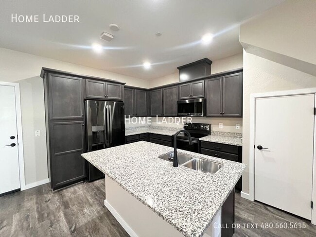 Building Photo - 779 E Doral Ave
