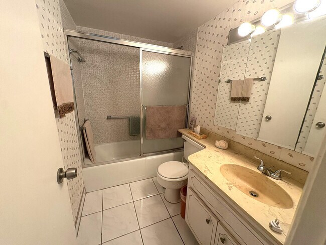 Building Photo - 2350 NE 14th Street Causeway